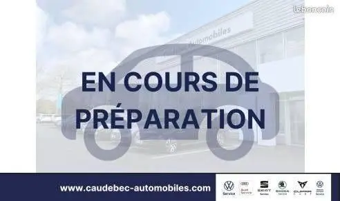 Image floutée d'une Volkswagen Passat 1.5 eHybrid 2024 en bleu, vue de profil devant un bâtiment automobile.