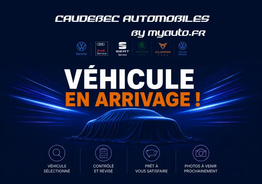 Silhouette d'une Volkswagen Golf 1.5 eTSI 130 DSG7 grise sous une housse, vue de profil dans un fond bleu sombre.