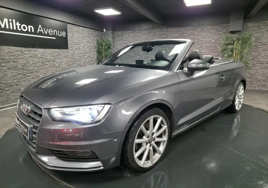 Audi A3 Cabriolet gris foncé vue 3/4 avant droit, capote ouverte et jantes sport 10 branches 18 pouces