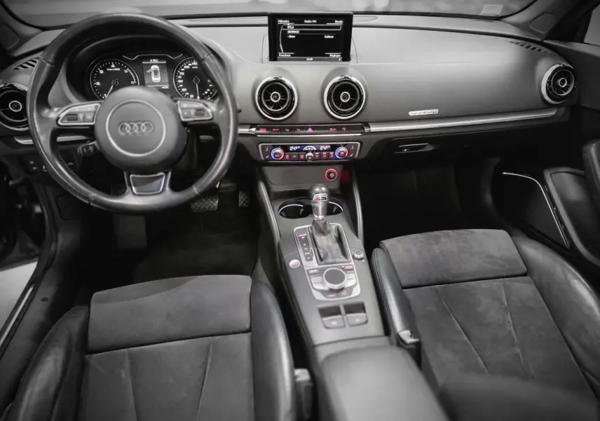 Intérieur de l'Audi A3 Cabriolet 2015, vue frontale du tableau de bord et console centrale avec volant cuir et écran MMI.