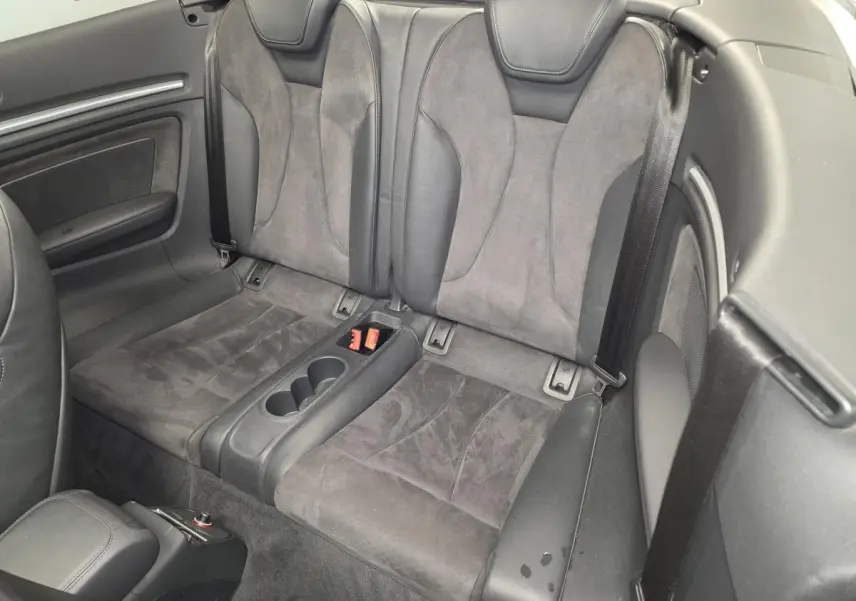 Vue rapprochée des sièges arrière en alcantara et cuir gris foncé de l'Audi A3 Cabriolet 2015.