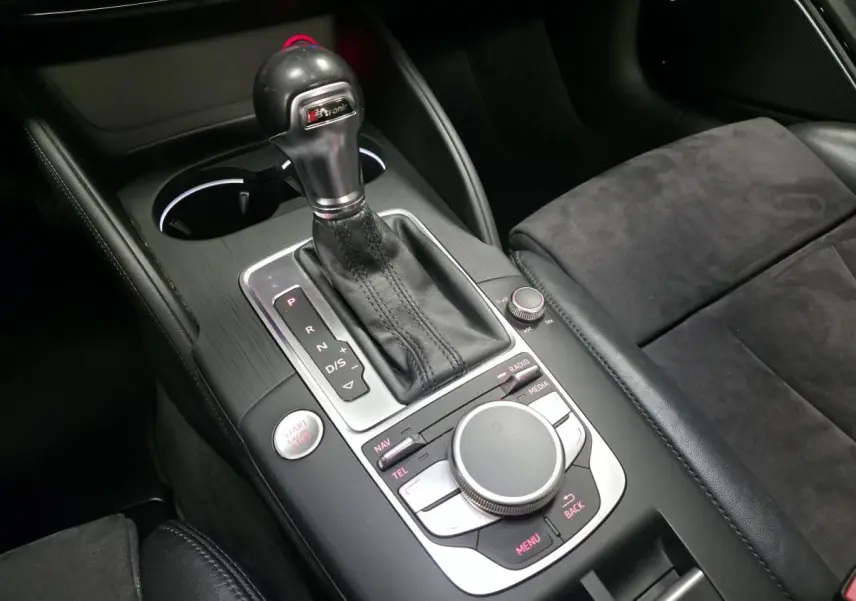 Vue rapprochée de la console centrale noire avec levier de vitesses automatique et siège en Alcantara gris foncé de l'Audi A3 Cabriolet.
