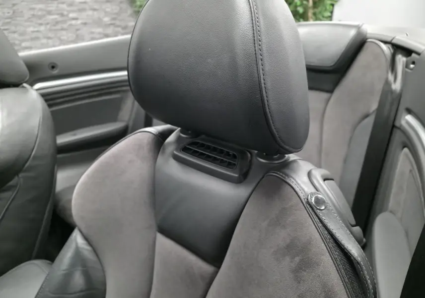 Gros plan sur siège avant en Alcantara et cuir gris foncé de l'Audi A3 Cabriolet 2015, intérieur ouvert.