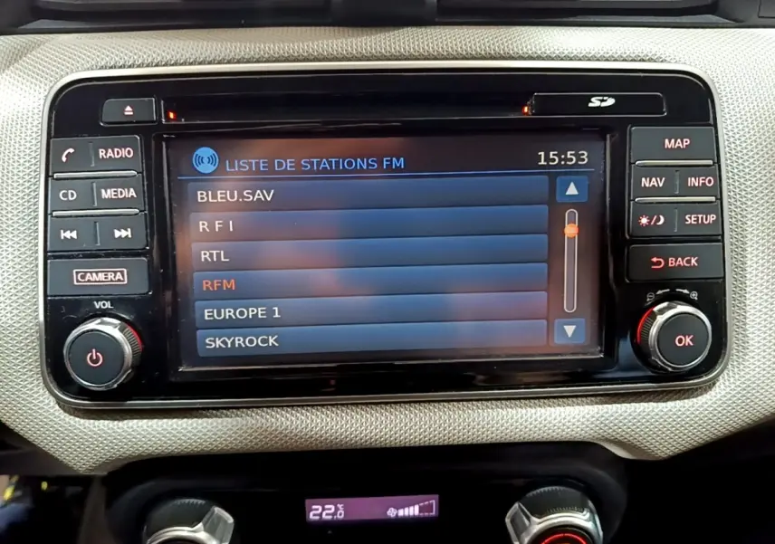 Écran tactile central de la Nissan Micra IG-T 90 N-Connecta 2017 affichant la liste des stations radio FM.