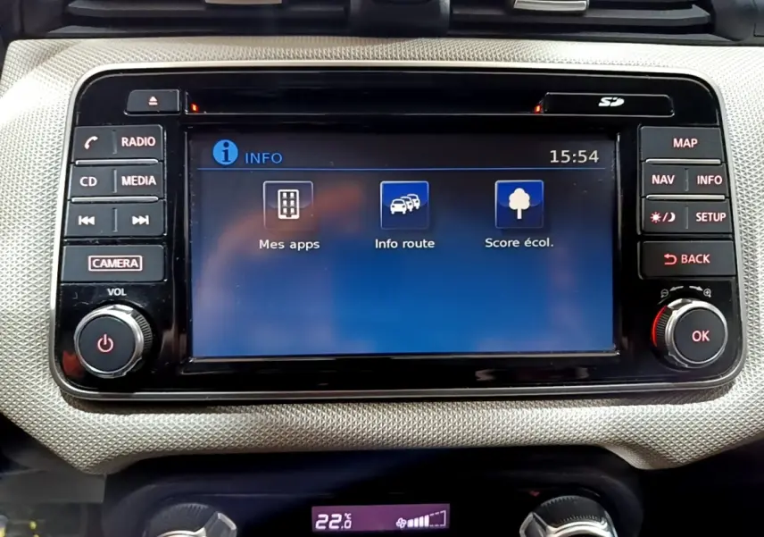 Gros plan sur l’écran tactile central du système multimédia de la Nissan Micra noire, version IG-T 90 N-Connecta.