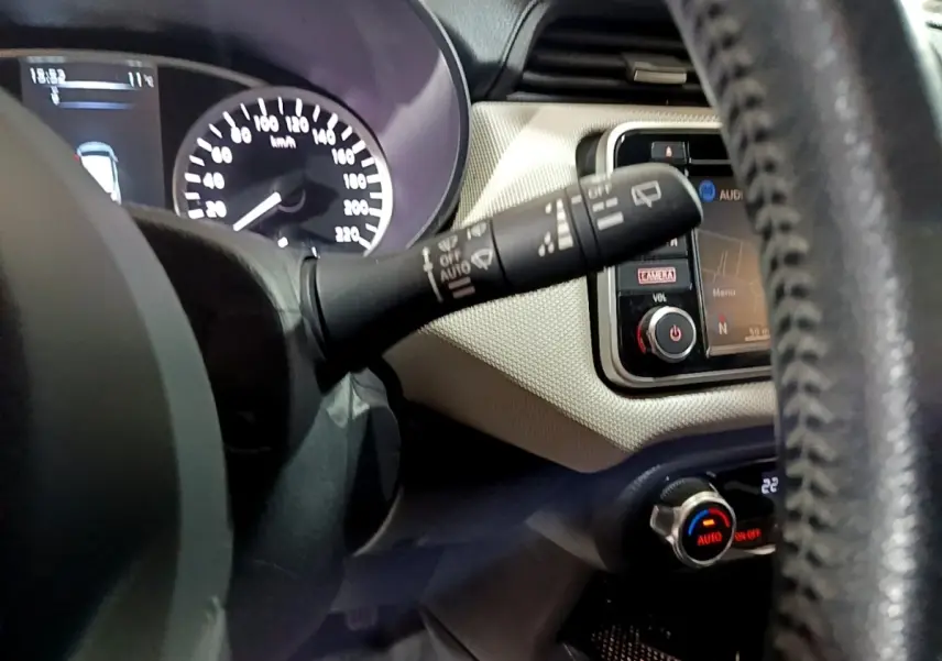 Vue rapprochée du tableau de bord et volant cuir noir de la Nissan Micra IG-T 90 N-Connecta avec affichage digital et commandes.