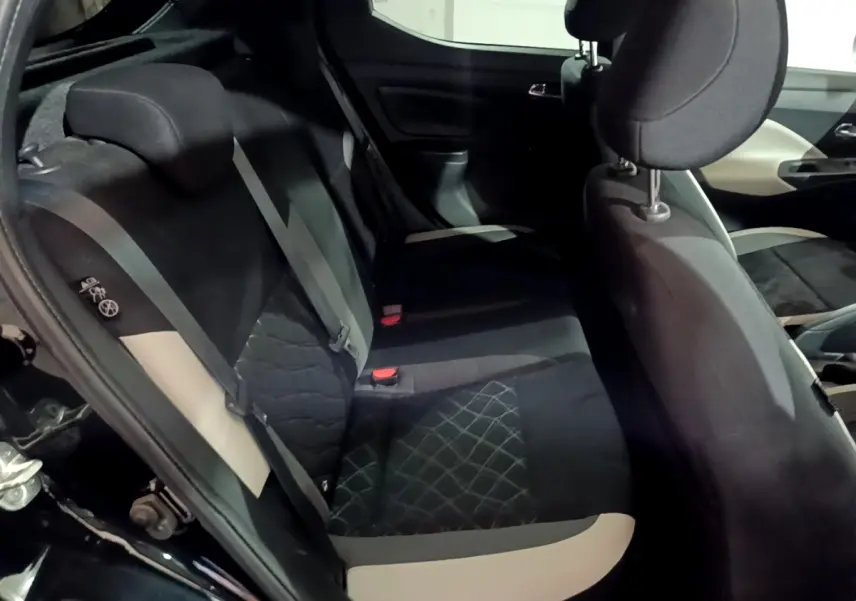 Vue intérieure côté gauche des sièges arrière noirs et gris de la Nissan Micra IG-T 90 N-Connecta 2017.