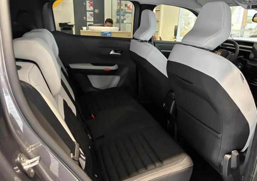 Vue intérieure côté gauche sur la banquette arrière noire et grise du Citroën C3 Aircross 2026 en configuration 7 places.
