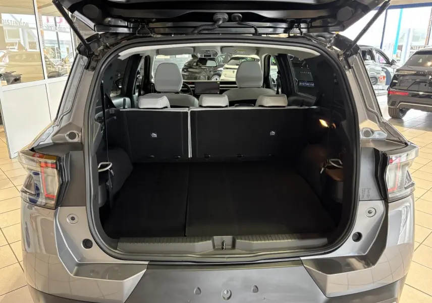 Coffre ouvert vu de l'arrière d'un Citroën C3 Aircross gris avec banquette arrière relevée et intérieur noir.