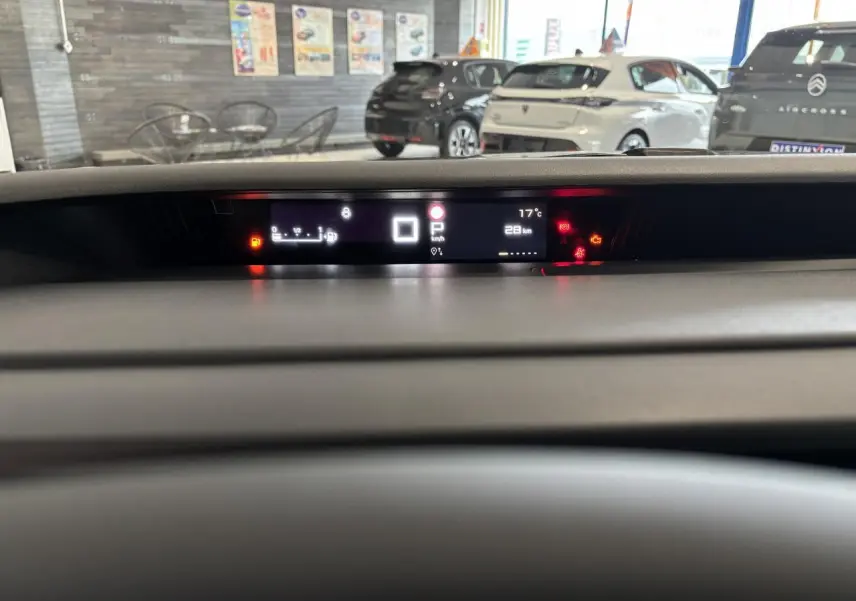 Vue intérieure du tableau de bord numérique du Citroën C3 Aircross 2026, affichage digital lumineux.