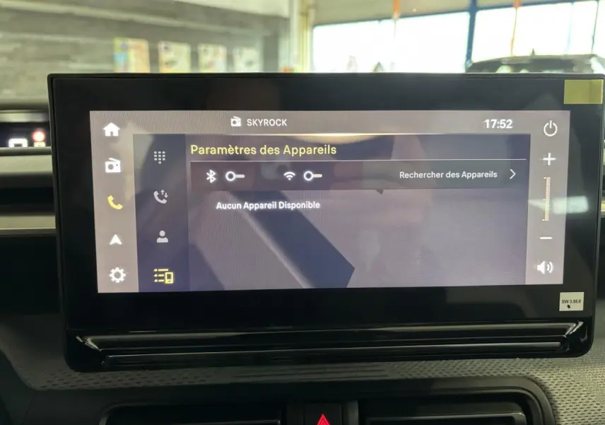Écran tactile central de la Citroën C3 Aircross 2026 affichant les paramètres Bluetooth et Wi-Fi dans l'habitacle.