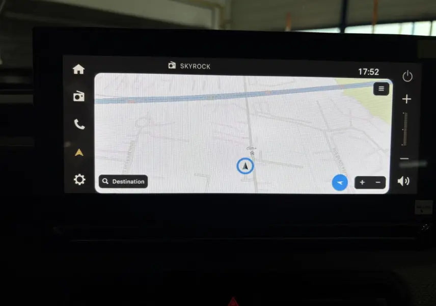 Écran tactile central du tableau de bord du Citroën C3 Aircross 2026 affichant la navigation GPS.