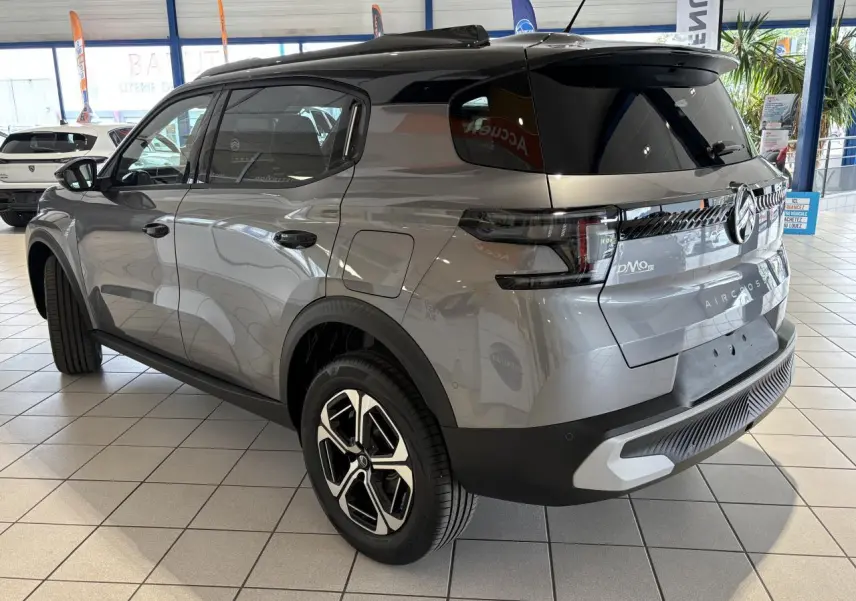 Vue 3/4 arrière droite du Citroën C3 Aircross 2026 gris Mercury avec toit noir et jantes alliage 17 pouces.