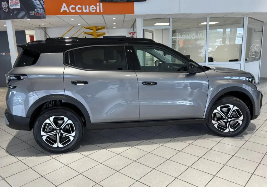 Vue latérale droite d'un Citroën C3 Aircross 2026 gris Mercury avec toit noir et jantes alliage 17 pouces.