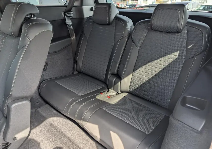 Vue rapprochée de la banquette arrière 2 places en tissu noir avec surpiqûres claires du Peugeot 5008 blanc.