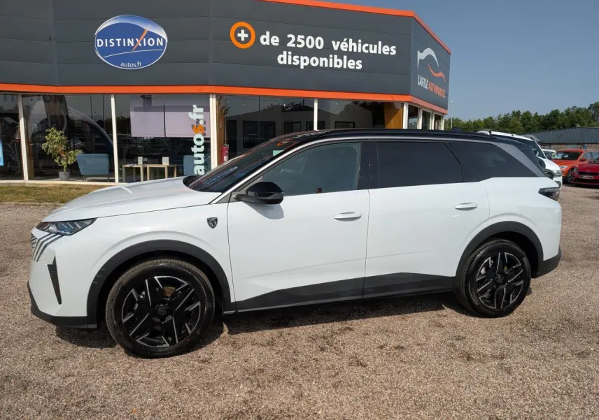 Peugeot 5008 blanc vue de profil côté gauche, avec jantes alliage noires et toit noir contrasté.