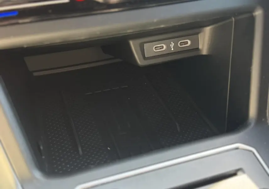 Gros plan sur la console centrale du Volkswagen Taigo noir 2025, montrant deux ports USB-C à l'avant.