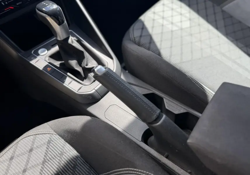 Vue rapprochée de la console centrale et levier de vitesse automatique du Volkswagen Taigo TSI 116 DSG R-Line.