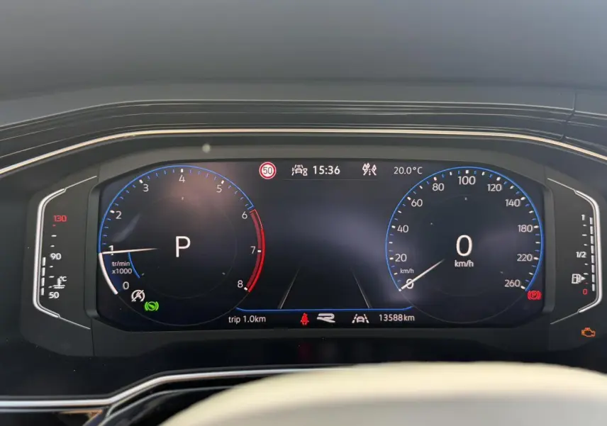 Vue rapprochée du tableau de bord numérique du Volkswagen Taigo noir 2025, affichant compte-tours, vitesse et indicateurs R-Line.