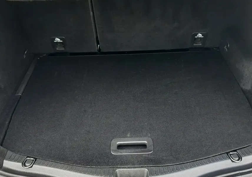 Gros plan sur l'attelage noir fixé au pare-chocs arrière gris cassiopée du Renault Scénic IV 1.7 Blue dCi 150ch Intens.