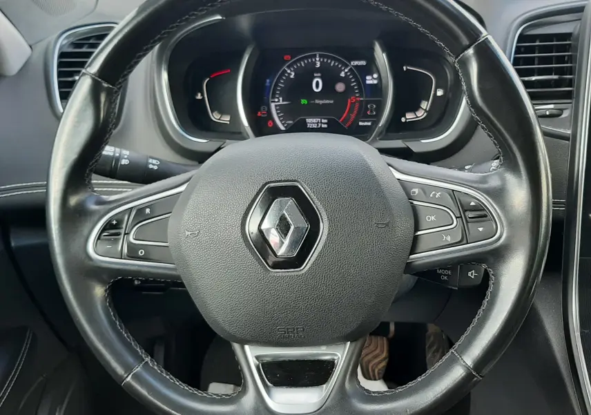 Vue intérieure avant du Renault Scénic IV 1.7 Blue dCi 150ch, volant cuir noir et console centrale avec écran tactile vertical.