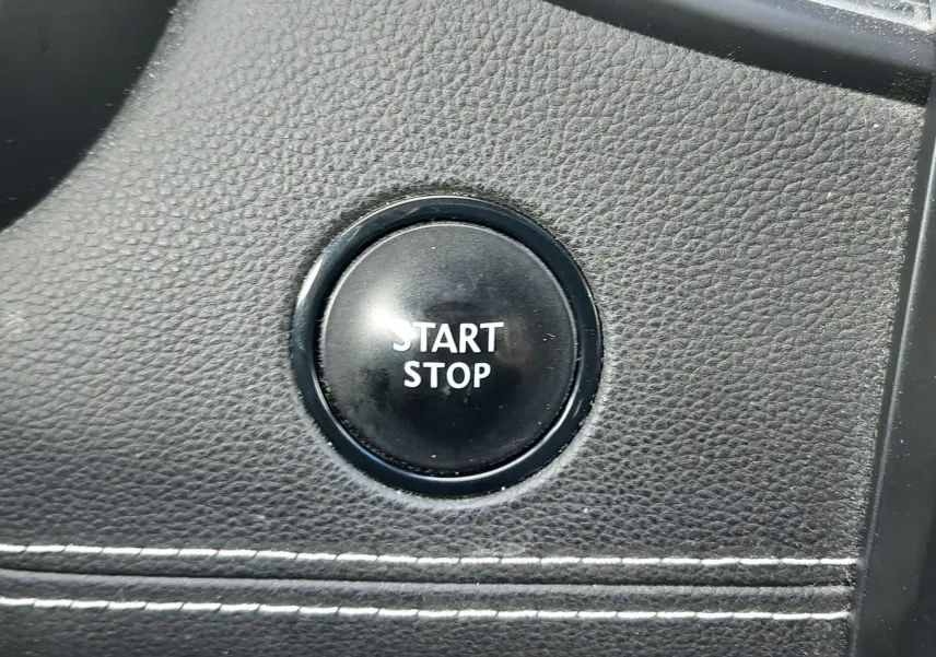 Gros plan sur la commande audio au volant du Renault Scénic IV 2020, finition noire avec boutons de volume et mode.