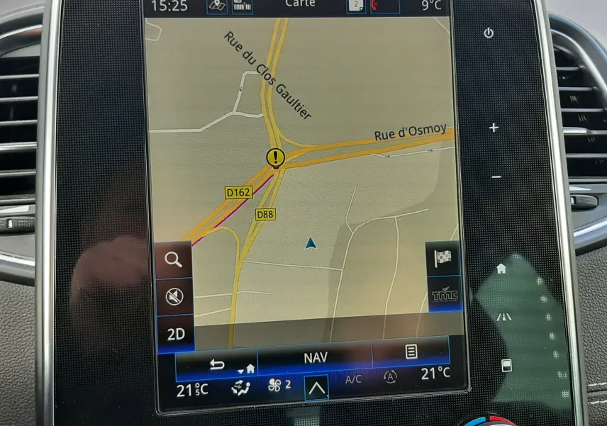 Écran tactile central du Renault Scénic IV 1.7 Blue dCi 150ch Intens 2020, affichant les aides à la conduite activées.