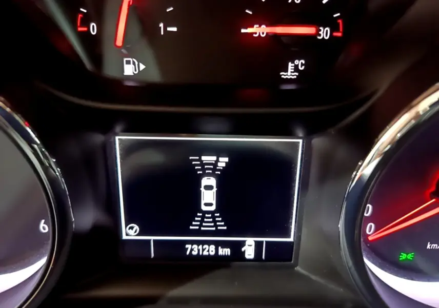 Vue rapprochée du tableau de bord de l’Opel Insignia 2019, affichant l’alerte de maintien de voie et le compteur kilométrique.