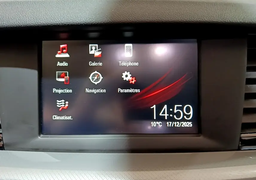 Écran tactile central de l’Opel Insignia rouge affichant les menus audio, navigation et téléphone en intérieur.