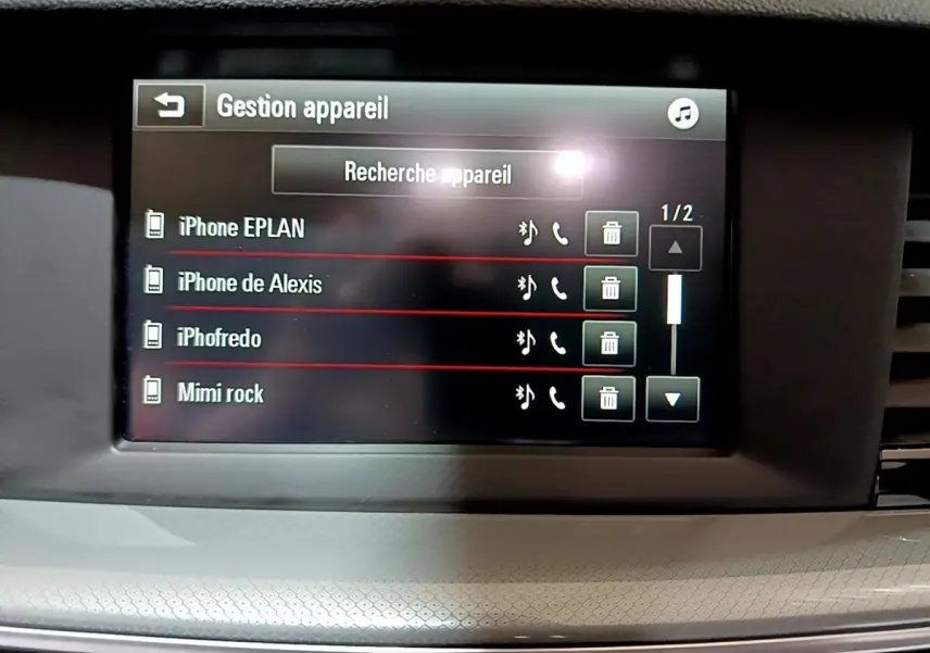 Écran tactile central de l’Opel Insignia 2019 affichant la gestion des appareils Bluetooth en intérieur.