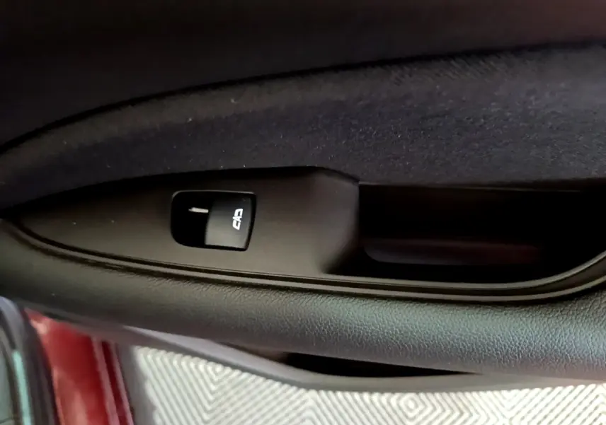 Détail de la commande de verrouillage sur la porte côté gauche d’une Opel Insignia rouge de 2019.