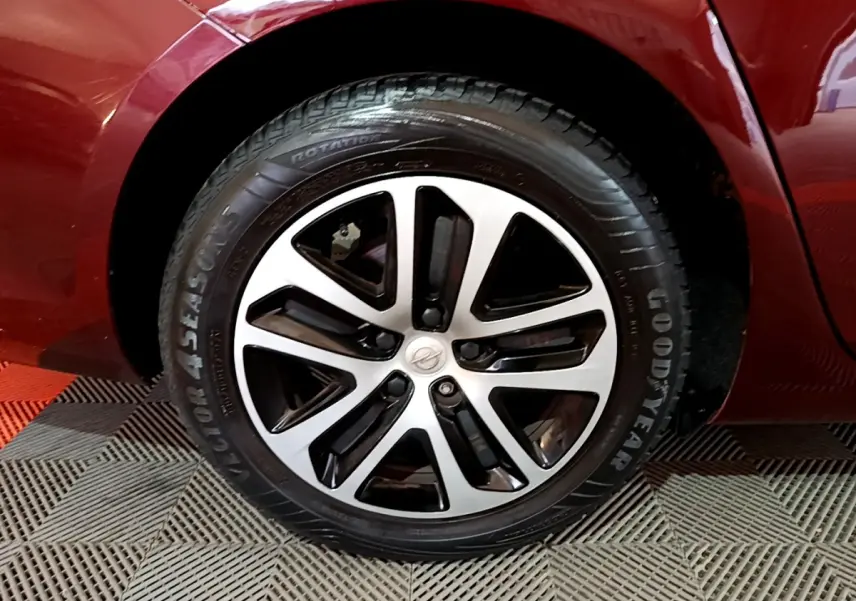 Gros plan sur la roue avant droite de l’Opel Insignia rouge, avec jante alliage bicolore et pneu Goodyear.