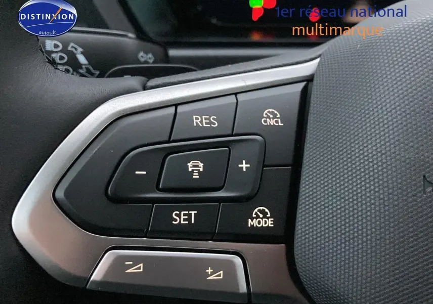 Gros plan sur les commandes de régulateur de vitesse au volant cuir noir du Volkswagen Caddy 2025.