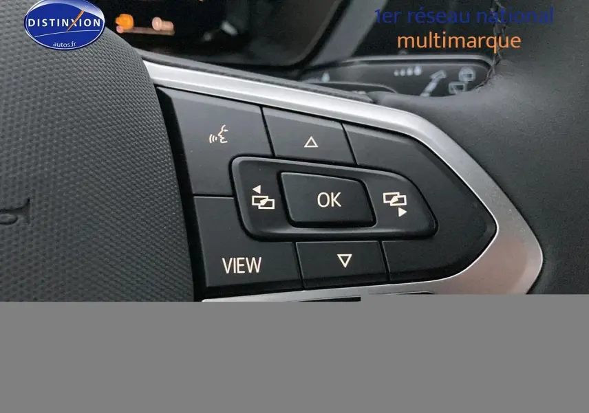 Gros plan sur les commandes multifonctions au volant cuir noir du Volkswagen Caddy 2025, côté gauche.