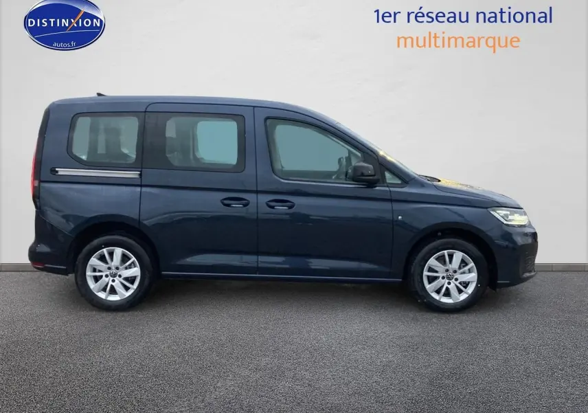 Profil côté gauche du Volkswagen Caddy 2025 bleu métallisé avec vitres teintées et jantes alliage.