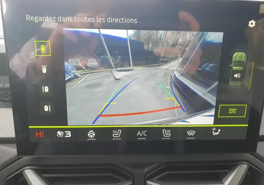 Vue caméra de recul du tableau de bord du Dacia Dokker Van gris schiste, avec lignes de guidage colorées.