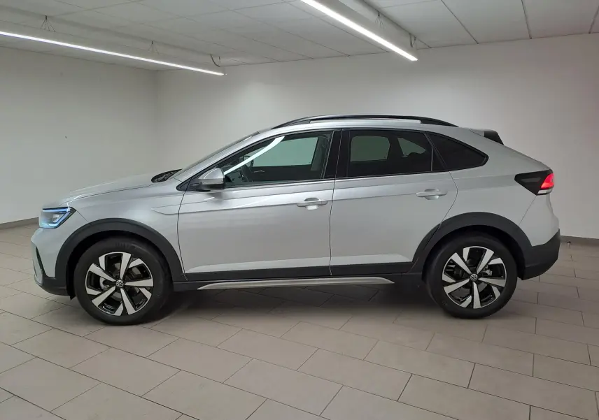 Vue de profil côté gauche du Volkswagen Taigo 2025 en peinture métallisée Reflet d'argent avec jantes alliage Aberdeen 17 pouces.