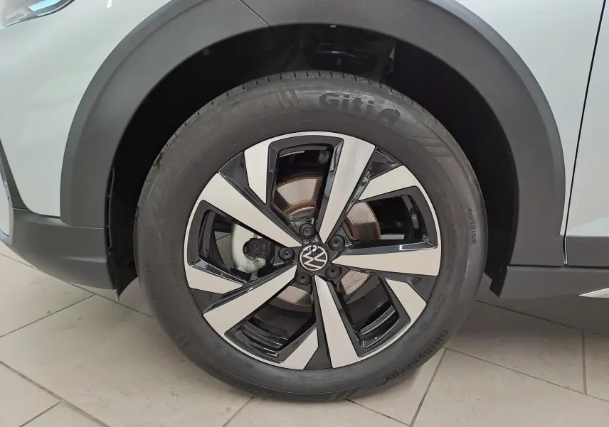Gros plan sur la jante alliage 17 pouces Aberdeen noire et argent du Volkswagen Taigo 2025 couleur Reflet d'Argent, côté avant droit.