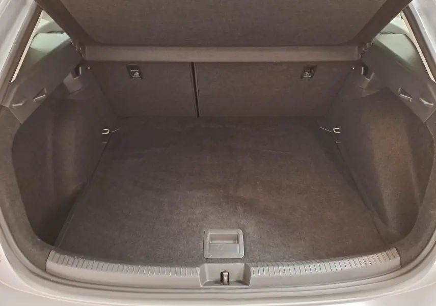 Coffre ouvert vu de l'arrière d'un Volkswagen Taigo 2025 couleur Reflet d'Argent, espace de chargement vide et propre.