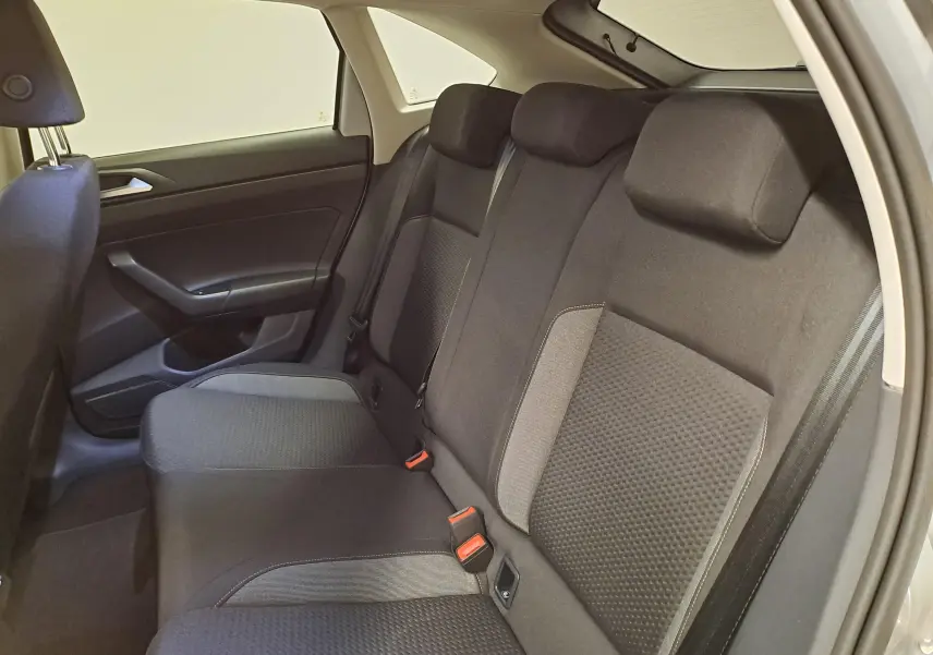 Vue intérieure côté gauche des sièges arrière noirs du Volkswagen Taigo 2025, avec ceinture et appuie-têtes visibles.