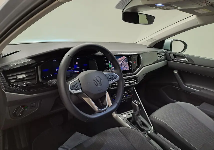 Vue intérieure côté conducteur du Volkswagen Taigo 2025 avec tableau de bord numérique et écran tactile central.