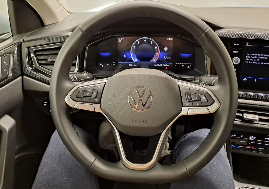 Vue centrée sur le volant noir du Volkswagen Taigo 2025 avec tableau de bord numérique et écran tactile.