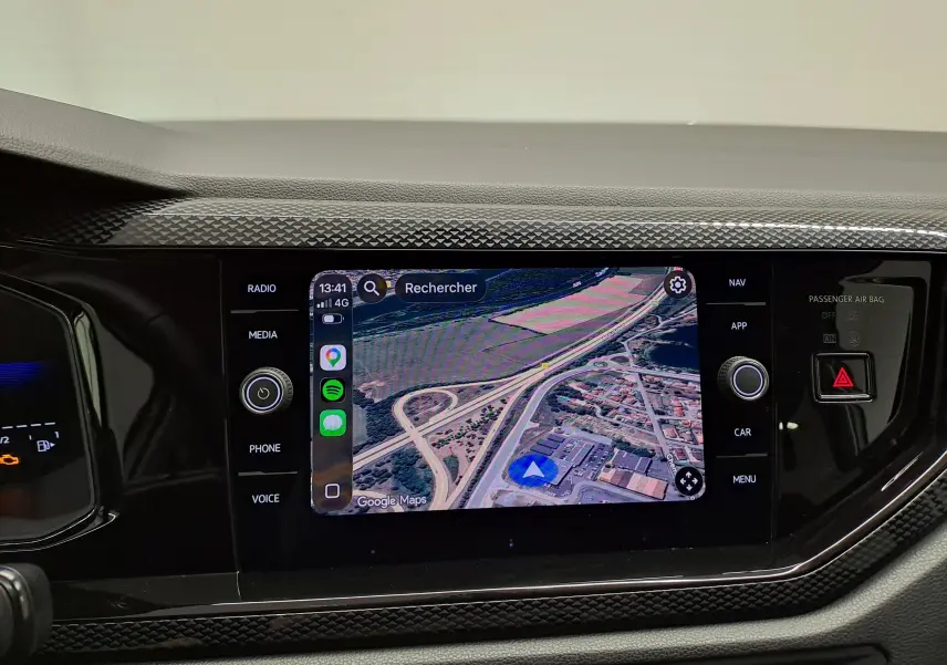 Tableau de bord du Volkswagen Taigo 2025 avec écran tactile central affichant une carte GPS en navigation.