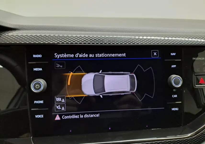 Vue de dessus de l'écran tactile du système d'aide au stationnement du Volkswagen Taigo 2025 en Reflet d'argent.