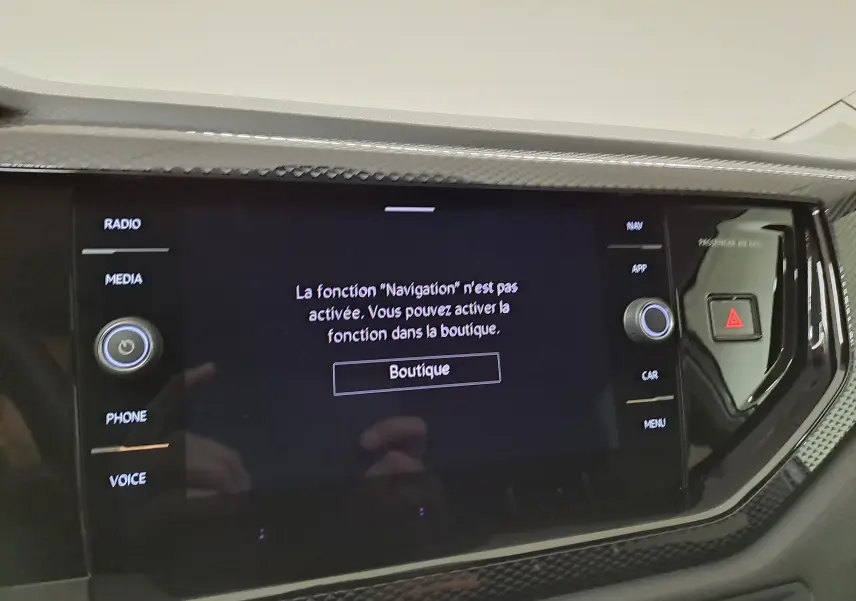Vue rapprochée de l’écran tactile central du Volkswagen Taigo 2025 avec message d’activation de la navigation.