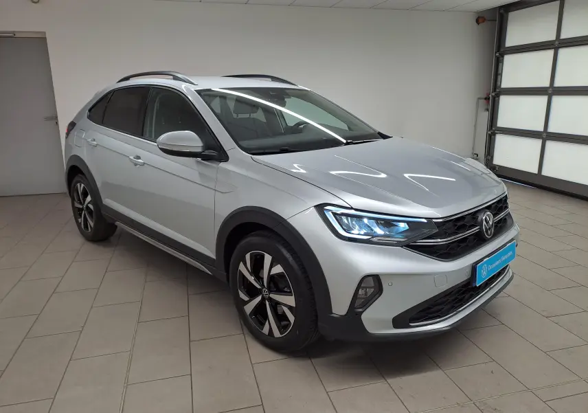 Volkswagen Taigo 1.0 TSI 2025 en reflet d'argent, vue 3/4 avant droit avec jantes alliage 17 pouces Aberdeen.