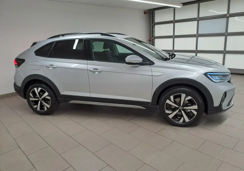 Vue de profil côté gauche du Volkswagen Taigo 2025 en Reflet d'Argent avec jantes alliage 17 pouces Aberdeen.