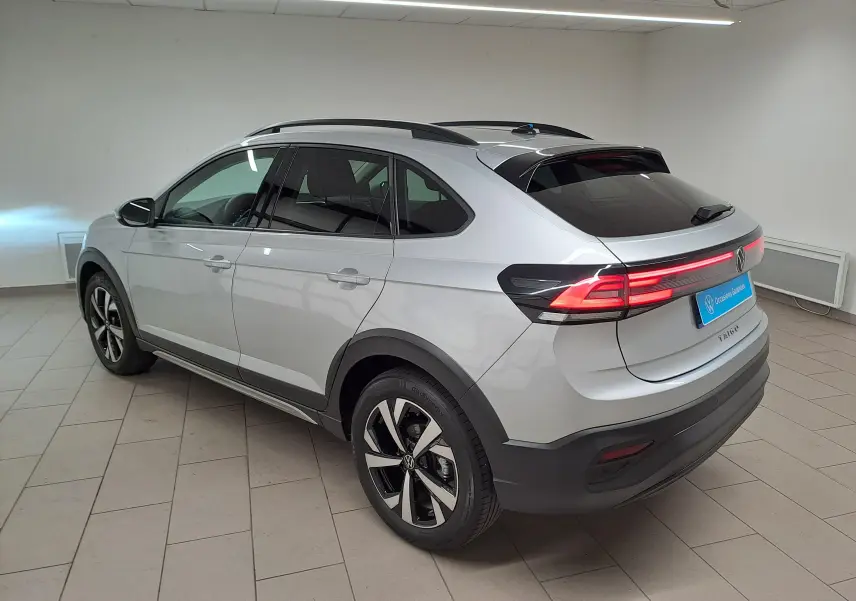 Volkswagen Taigo 1.0 TSI 2025 en reflet d'argent, vue 3/4 arrière droit avec jantes alliage Aberdeen 17 pouces.