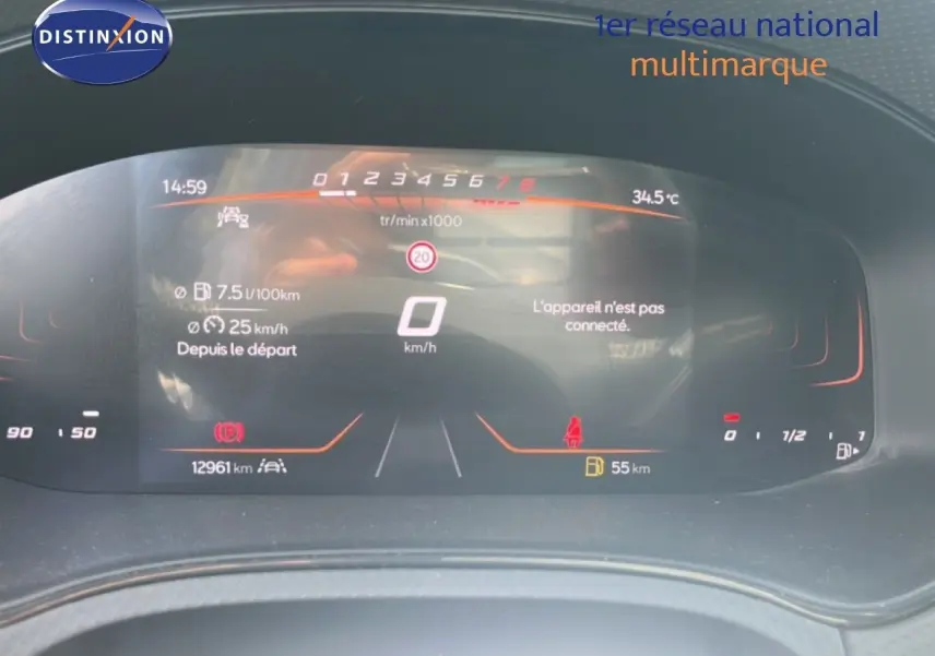 Tableau de bord numérique du SEAT Arona bleu Fjord, affichant la vitesse et les informations de conduite.