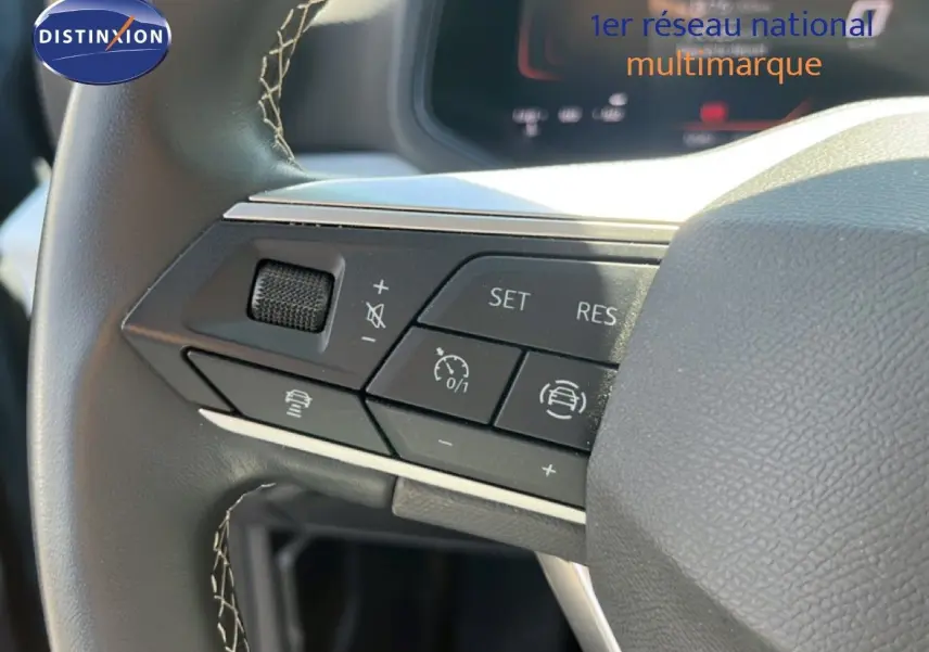 Gros plan sur les commandes au volant à gauche du SEAT Arona 2025, finition Style Special Edition, volant cuir noir.